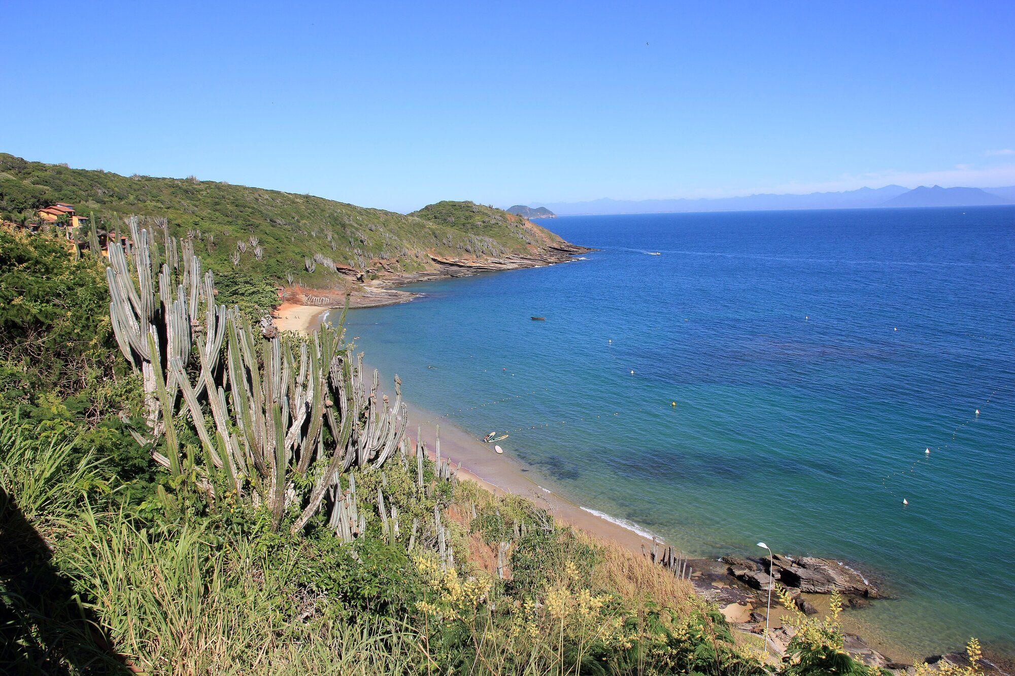 Costa de Búzios com a Praia de João Fernandes e cactos em primeiro plano