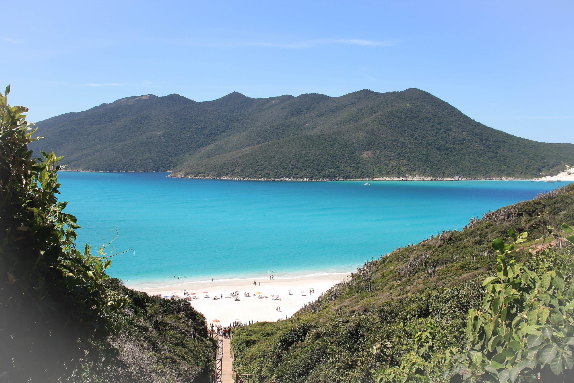 Prainha do Pontal do Atalaia com mar turquesa entre morros, Arraial do Cabo